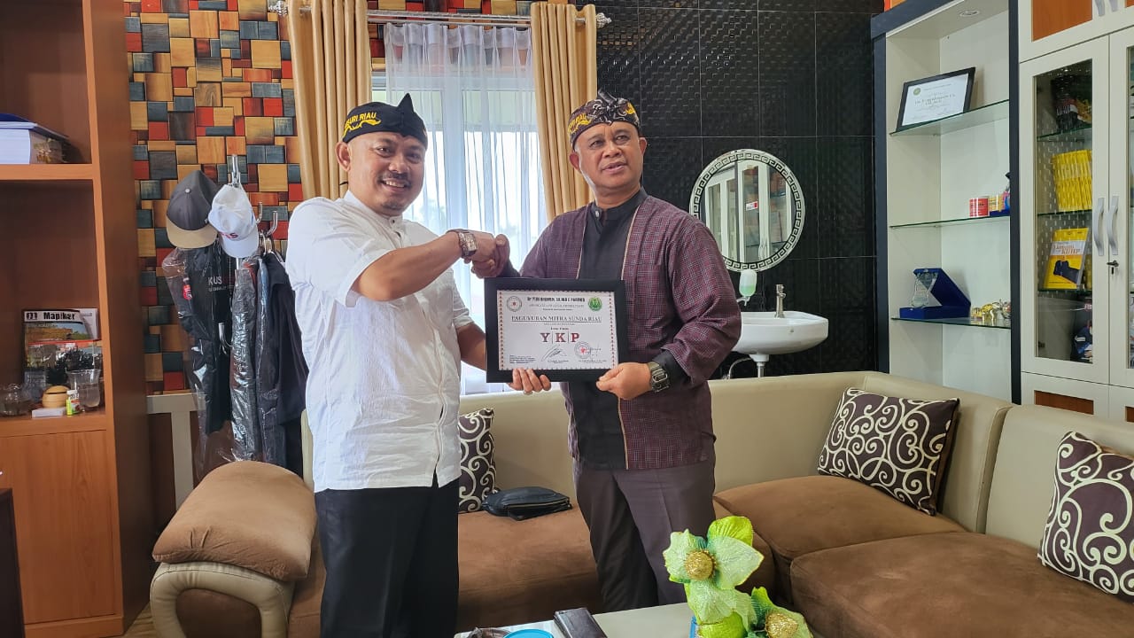 Ketua MISURI Eyang Surahmat Sematkan Totopong, Dr. Yudi Krismen Resmi Jadi Warga Sunda