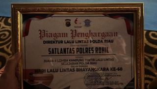 Satlantas Polres Rohil Raih Juara II Kampung Tertib Lalin Dari Direktur Lalin Polda Riau